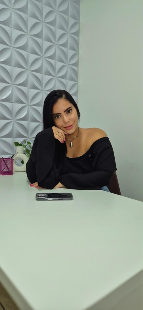 Monique Alvim em seu ambiente profissional